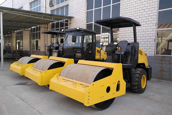 <a href='http://m.pop911.cn' target='_blank'>壓路機</a>