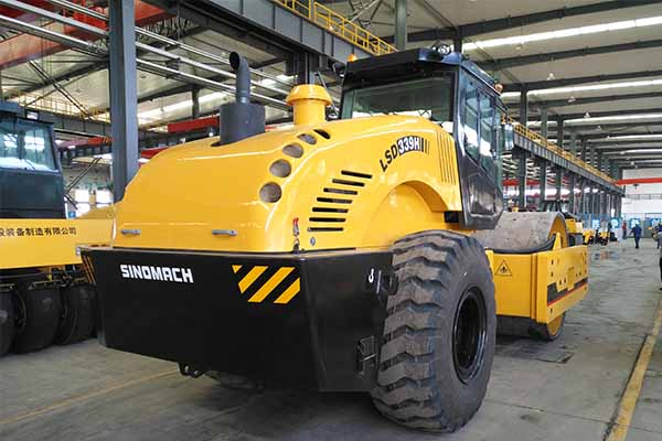 大型<a href='http://m.pop911.cn' target='_blank'>壓路機</a>