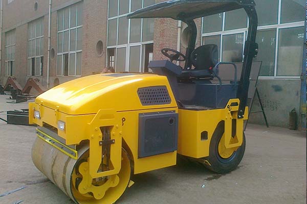 <a href='http://m.pop911.cn' target='_blank'>壓路機(jī)</a>